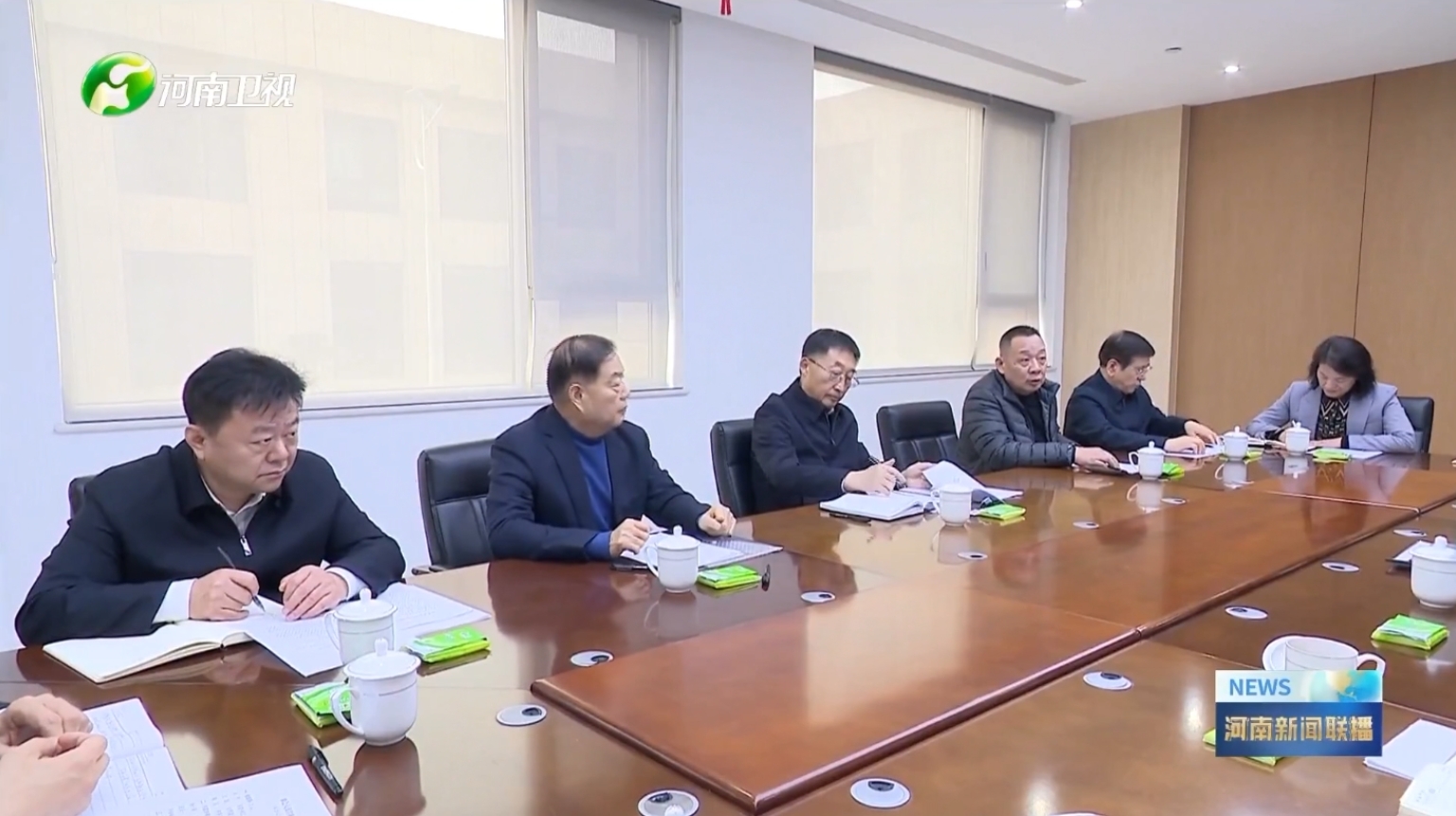 河南衛(wèi)視新聞聯(lián)播報道森源集團(tuán)黨委書記、創(chuàng)始人楚金甫參加省委書記劉寧在許昌召開的民營企業(yè)座談會